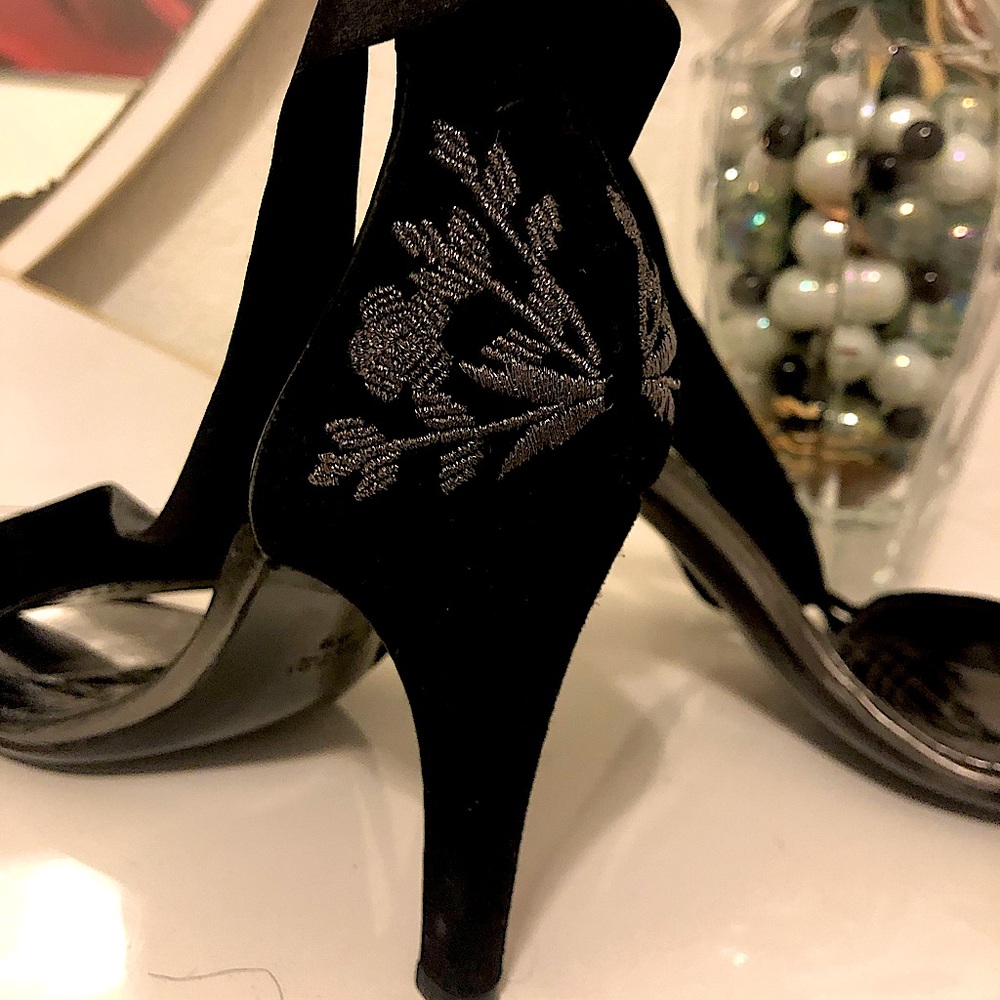 Black size 9 Gucci 4 1/2 inch heels